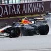 Max Verstappen worstelt zich naar vijfde plaats in chaotische glibberrace, Norris klopt bestrafte Piastri