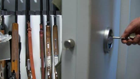 „Es geht um den Schutz der Bevölkerung“: Zu viele Waffen im Schrank – Düsseldorfer Sportschützin muss Gewehre abgeben