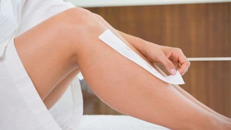 Enthaarung: Beine wachsen: So soll Ihre Haut bis zu vier Wochen lang stoppelfrei bleiben