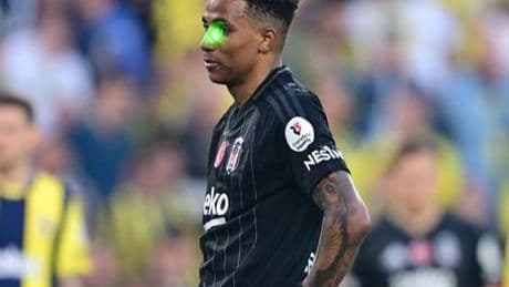 Fenerbahçe-Beşiktaş derbisinde lazer tutan taraftar gözaltına alındı