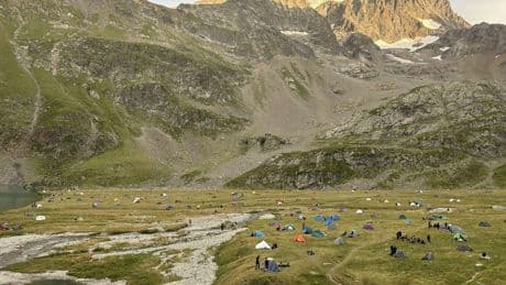 Poubelles abandonnées dans les tentes, barbecues, drones... En montagne, quand le bivouac déborde