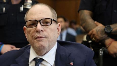 Jurylid in zaak-Weinstein voelt zich onder druk gezet en stopt, proces moet deels over