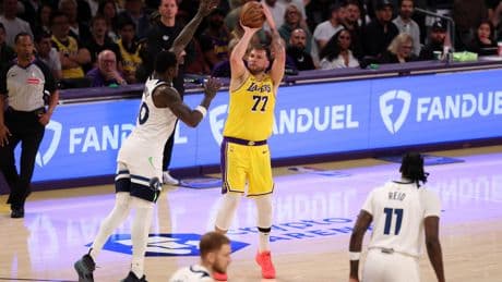 NBA : quand Doncic joue comme Curry avec un « no look shoot »