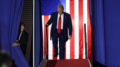 "Vous n'avez encore rien vu": Donald Trump défend son bilan sur un ton triomphaliste, 100 jours après son retour au pouvoir