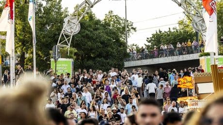 Menschenmassen an Haltestellen und Hauptbahnhof in Düsseldorf: Warum es bei der Kirmes-Abreise zum Verkehrschaos kam