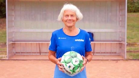 Aktive Spielerin: Deutschlands wohl älteste Fußballerin – mit 73 Jahren auf dem Spielfeld