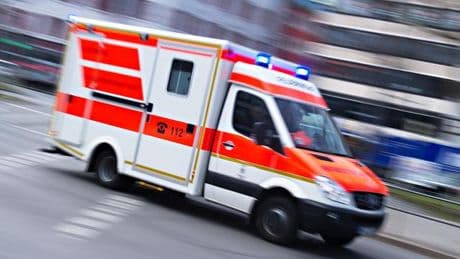 Schwerer Unfall: Unfall mit drei Autos - fünfköpfige Familie verletzt