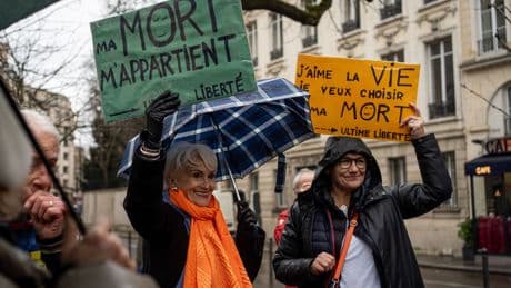 Suicide assisté : des militants d’Ultime liberté devant les juges pour contrebande de médicaments
