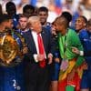 Donald Trump niet van podium af te slaan bij Chelsea-feestje, FIFA-baas grijpt in en duwt hem uit beeld