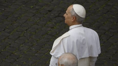 León XIV reza la oración Regina Coeli desde el balcón de basílica San Pedro y pide "no más guerra"