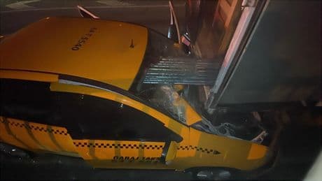 Ticari taksi kamyonete ok gibi saplandı: 1 ölü, 1 yaralı