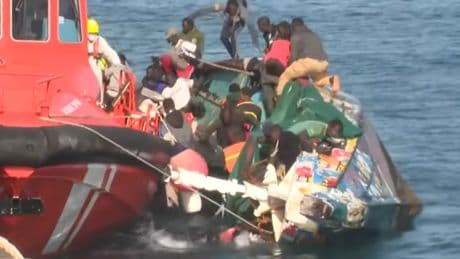 El presidente de El Hierro, muy duro tras el naufragio: &quot;Si se muere la gente a medio metro del muelle, algo no hacemos bien&quot;