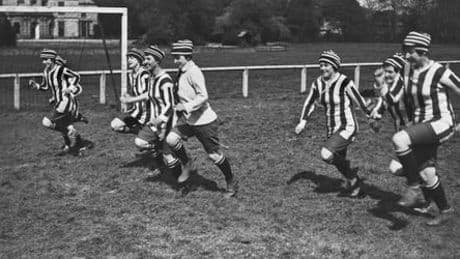 Frauenfußball: Wie das Team einer englischen Munitionsfabrik alle Rekorde sprengte