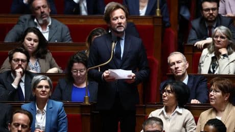 Référendum sur le budget: Boris Vallaud dénonce un "nuage de fumée"