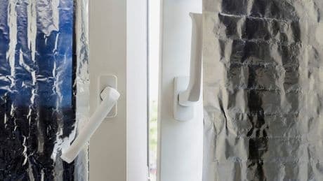 Alufolien-Trick: Warum Sonnenschutz am Fenster gefährlich wird