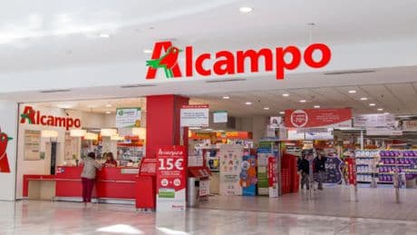 Detrás de los cierres y despidos de Alcampo se esconde la compra 'envenenada' de tiendas a Dia y la crisis del 'híper'