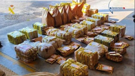 Guardias civiles de Euskadi y gendarmes incautan 1,3 toneladas de cocaína en un camión en Burdeos
