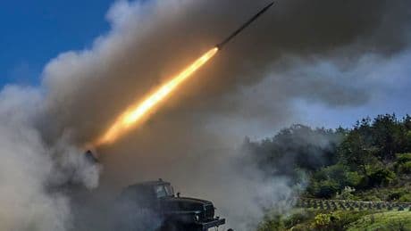 Ucraina, Uk fornirà 100mila droni entro aprile 2026. Niente Ramstein per Hegseth