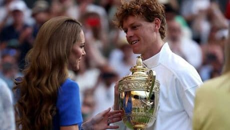 Sinner re di Wimbledon, prima volta di un italiano sull'erba londinese. Alcaraz dominato in 4 set