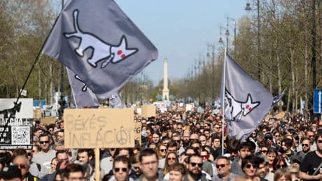 Un marcha "gris" cargada de ironía para denunciar los ataques de Orbán a la comunidad LGTBQI+