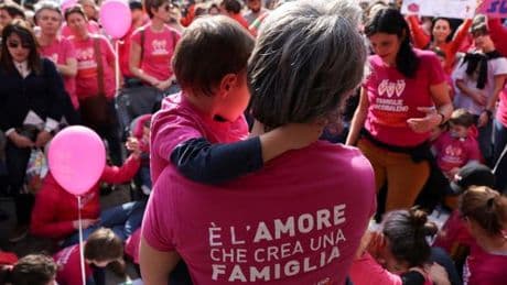 En Italie, la Cour constitutionnelle accorde les mêmes droits aux deux mères d’un enfant
