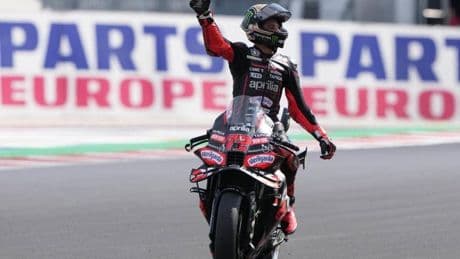 Marco Bezzecchi gana el sprint de Misano tras la caída de Marc Márquez
