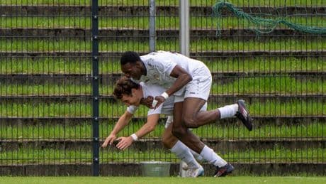 Schulter gesprengt! - Amateurspieler verletzt sich beim Torjubel