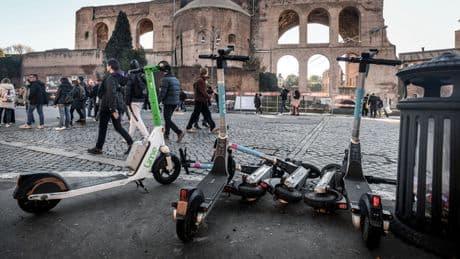 Monopattini elettrici a Roma: turisti avvisati all'estero sui rischi e le nuove normative