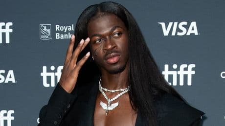 "Une possible overdose": le chanteur américain Lil Nas X arrêté, défilant dans les rues de Los Angeles en slip et santiags