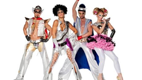 Hysterische taferelen voor Vengaboys in het buitenland: ’Blouse werd door fans van mijn lijf gerukt’