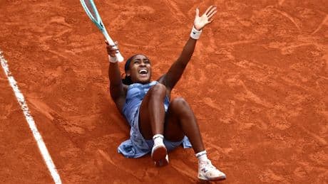 Sieg in Paris! - Gauff liegt fassungslos am Boden