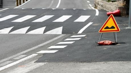 Mal placés ou trop hauts… Les ralentisseurs, une folie française