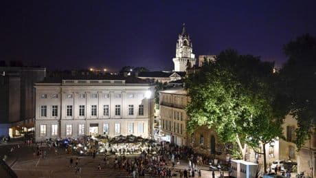 Festival d’Avignon : avec « Les Perses », le metteur en scène Gwenaël Morin interroge la défaite et le deuil à travers la bataille de Salamine