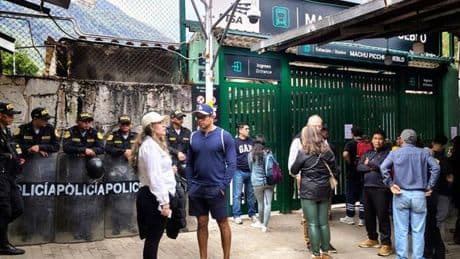 Pérou : 1 400 touristes évacués du Machu Picchu en raison d’une manifestation qui a dégénéré en affrontements avec la police