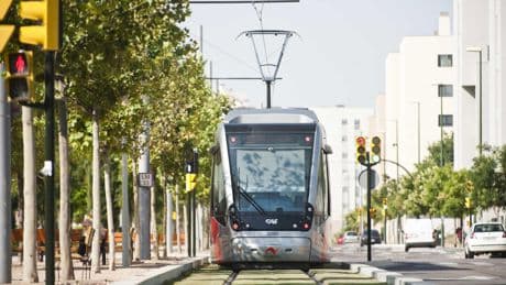 Un menor de 14 años herido por un atropello del tranvía de Zaragoza: segundo accidente en una semana