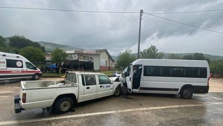 Minibüs ile kamyonet çarpıştı: Ölü ve yaralılar var