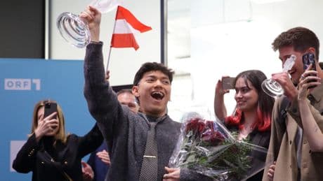 Cientos de personas reciben a JJ a su retorno a Viena tras ganar Eurovisión en Basilea: &quot;Muchas gracias por haberme apoyado&quot;