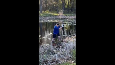 „Halleluja“ - Sensations-Golfschlag UNTER Wasser!