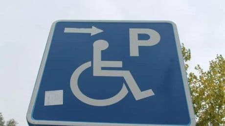 ¿Me pueden multar por aparcar en una plaza para personas con movilidad reducida?