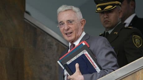 El ex presidente colombiano Uribe, condenado a 12 años de prisión domiciliaria