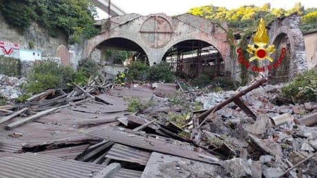 Voltri, crolla un capannone abbandonato in via delle Fabbriche. Sopralluogo per escluder persone coinvolte