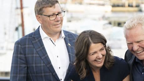 Call for change: Alberta, Saskatchewan premiers meet to talk energy, agriculture