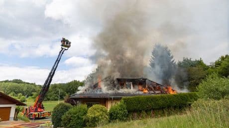 Erst brannte das Carport, dann das Haus - Paar verliert alles bei Inferno