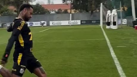 Trickshot im hohen Bogen - Krasse Neymar-Aktion geht viral