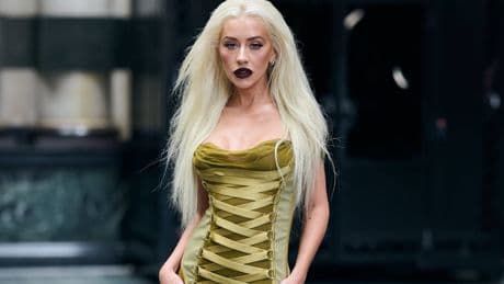 Aguilera im Düster-Look - Xtinas Kleid ist 22 Jahre alt