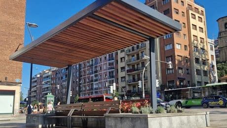 La plaza San Pedro de Deusto estrena dos pérgolas para dar más sombra