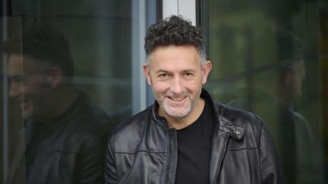 Mikel Santiago: “La etiqueta de ‘euskal noir’ no me molesta; hemos creado escuela”