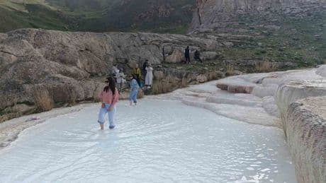 Pamukkale’ye gitmek şart değil! Doğu'nun travertenleri yerli turistin yeni gözdesi oldu
