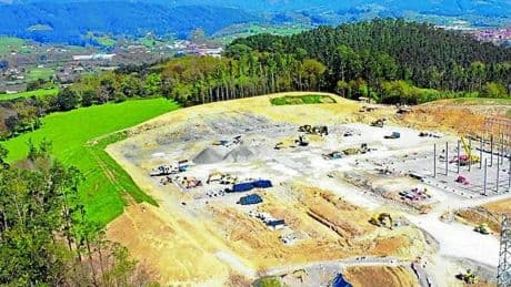 Las máquinas entran en Gatika para construir el tramo final del cable submarino con Francia