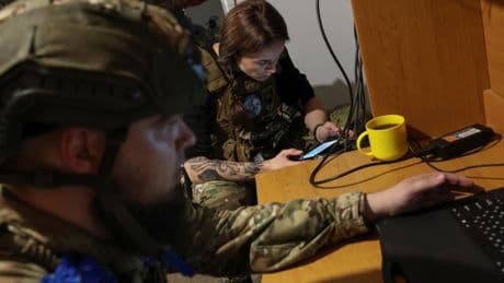 Guerre en Ukraine : la Russie confirme que plusieurs de ses avions militaires ont «pris feu» après une attaque de drones ukrainiens